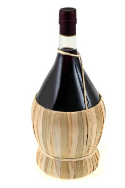 Beyaz arka plan üzerinde yakın çekimde Chianti şişesi