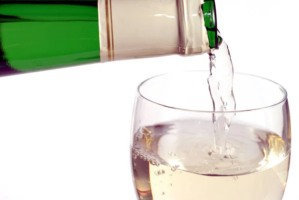 Remplissez Verre Vin Blanc Sur Fond Blanc — Photo