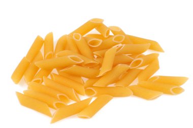 Beyaz arka plan üzerinde yakın çekimde kuru penne