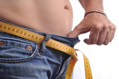 Beyaz arka planda yakın bir kadının bel