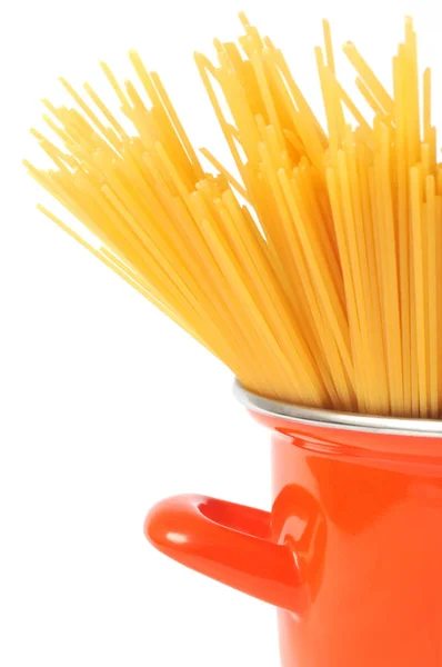 Surowe Spaghetti Pomarańczowym Garnku Białym Tle — Zdjęcie stockowe