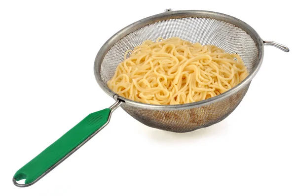 Spaghete Gătite Colander Strânsă Fundal Alb — Fotografie, imagine de stoc