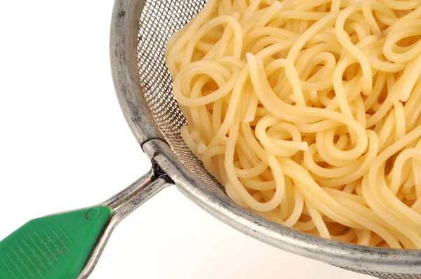 Spaghetti Cotti Colino Primo Piano Fondo Bianco — Foto Stock