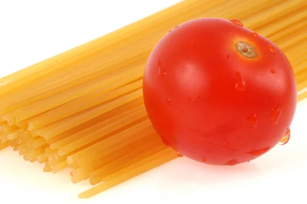 Rohe Spaghetti Und Tomaten Nahaufnahme Auf Weißem Hintergrund — Stockfoto