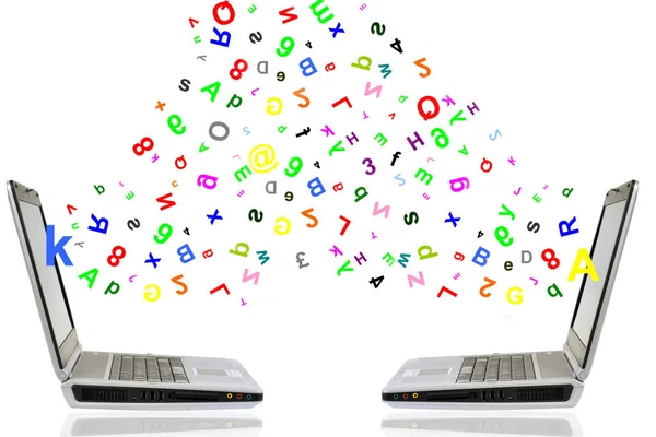 Konzept Des Informationsaustauschs Mit Zwei Laptops Auf Weißem Hintergrund — Stockfoto