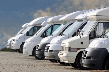 Motorhome bir otopark üzerinde park