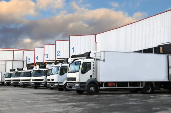 Bezorg Trucks Geparkeerd Voor Een Hangar — Stockfoto