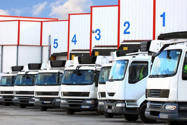 Caminhões Entrega Estacionados Frente Hangar — Fotografia de Stock