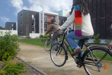 Kentsel alanda bisikletçiler tanınmaz yakın çekim