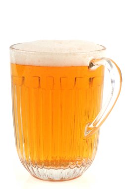 Beyaz arka planda yakın çekim sarışın bira cam Bock