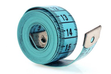 Beyaz arka plan üzerinde yakın çekimde terzi metre 