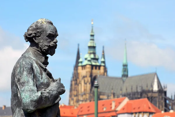 Arka planda St. Vitus Katedrali ile Prag'da Antonin Dvorak Heykeli