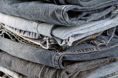 Yakın çekimde katlanmış kot pantolon 