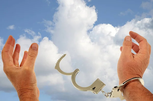 Handen Bevrijden Handboeien Bewolkte Hemel Achtergrond — Stockfoto