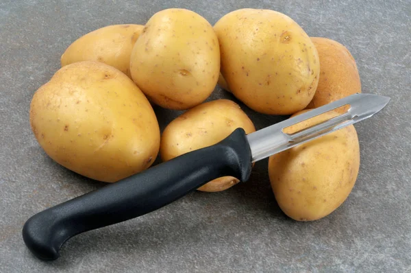 Patate Con Coltello Sbucciare Verdure — Foto Stock