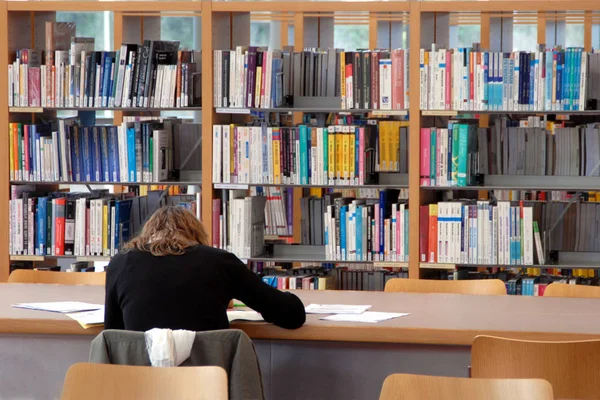 Estudiante Femenina Trabajando Una Biblioteca Universitaria —  Fotos de Stock