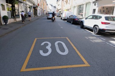 Sınırlı hız Brittany Vannes kentinde yerde işaretlenmiş