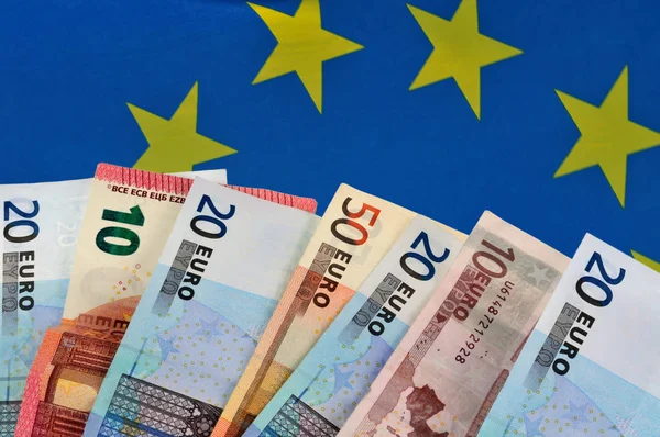 Avrupa Birliği'nin bayrak arka planı üzerine Euro banknotları 