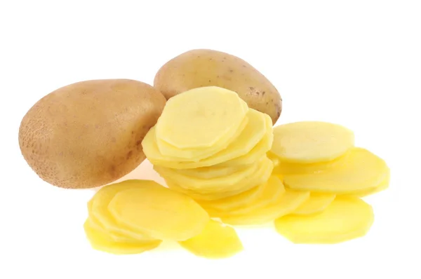 Patatas Enteras Junto Patatas Peladas Cortadas Rodajas Sobre Fondo Blanco — Foto de Stock