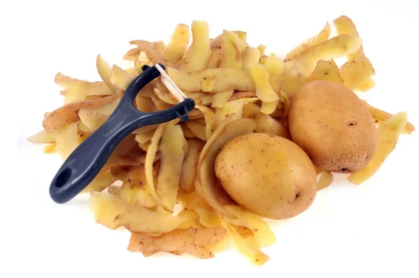 Potatis Och Skal Med Grönsak Skalare Närbild Vit Bakgrund — Stockfoto