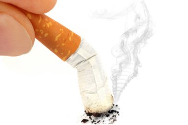 Beyaz bir arka plan üzerinde bir closeup bir sarışın sigara Crushing