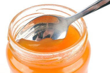 Beyaz arka planda yakın çekimkayısı reçeli kavanozu