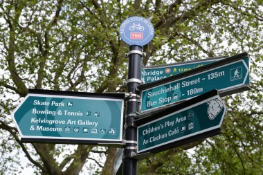 İskoçya'nın Glasgow şehrinde yol tarifi gösteren tabela 