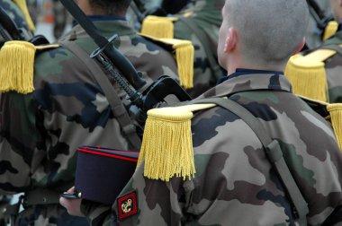 Ellerinde kepi ile süngü tüfeği ile silahlı askerler yakın yakın 