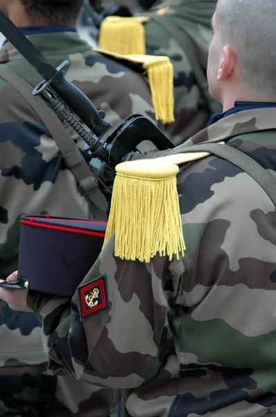Vojáci Ozbrojeni Bajonetová Puškou Kepi Ruce Zblízka — Stock fotografie