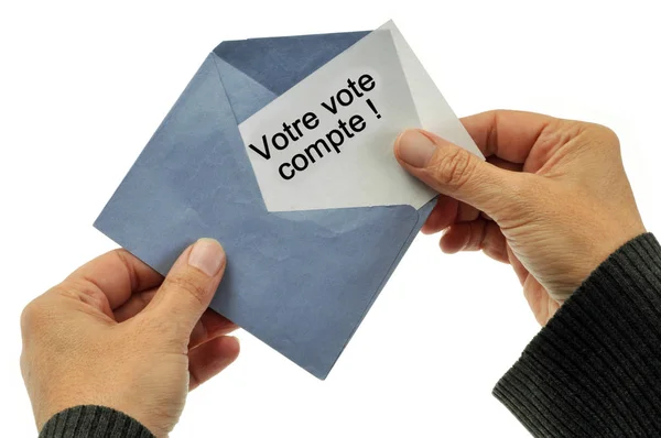 白い背景にクローズアップ封筒に投票する書かれた投票用紙をドラッグします — ストック写真