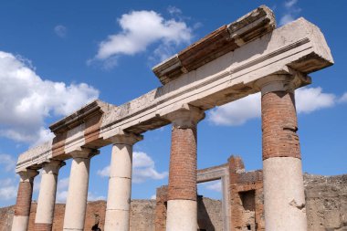 Pompeii'de yıkık bir tapınağın sütunları 