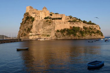 İtalya'da Napoli Körfezi'ndeki Ischia Adası'nın Aragonese Kalesi 