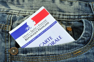 Bir kot cebinde seçmen kartı yakın