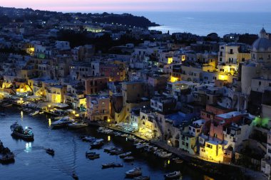 Napoli Körfezi'nde Procida adasında geceleri Corricella balıkçı köyü