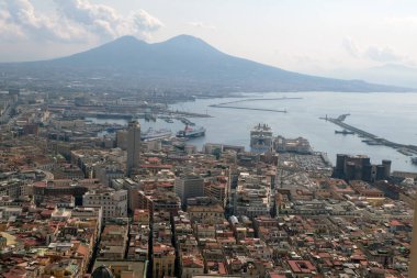 Arka planda Vezüv ile Napoli Genel görünümü 