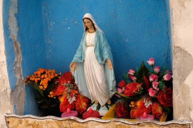 Meryem Ana Heykelciği Napoli'de bir sokağa saldı 