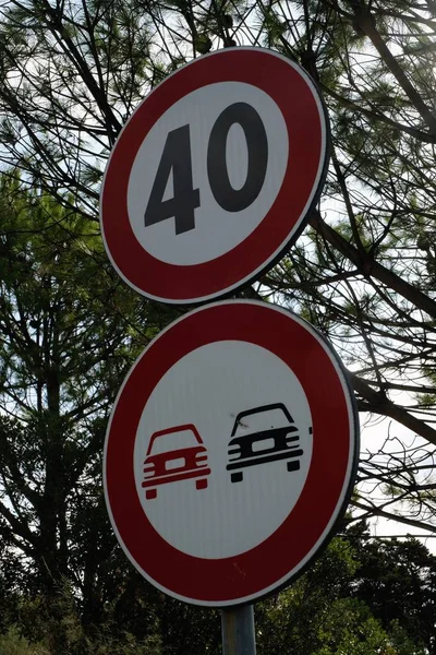 Trafikskyltar Som Anger Hastighetsbegränsning Och Ett Förbud Att Över — Stockfoto