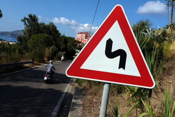 Verkeersbord Dat Een Kronkelende Weg Aangeeft — Stockfoto