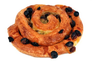 Beyaz arka planda yakın çekimde kuru üzümlü ekmek 