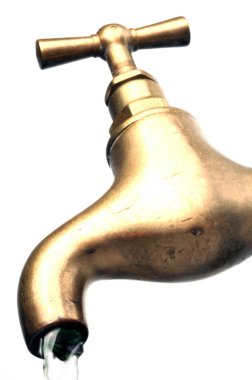 Beyaz arka planda yakın çekimde su musluğu 