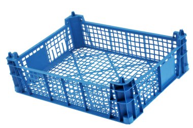 Mavi plastik sandık beyaz arka plan üzerinde yakın