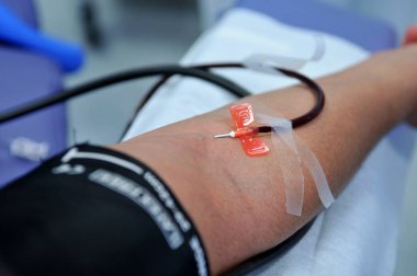Plazma bağışı için yakın kollara iğne dikildi 