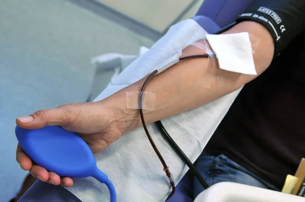 献血中にゴム梨を持つ手 — ストック写真