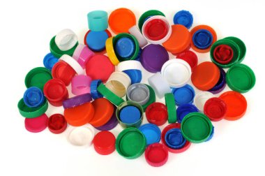 Beyaz arkaplanda farklı renkte plastik kaplamalar