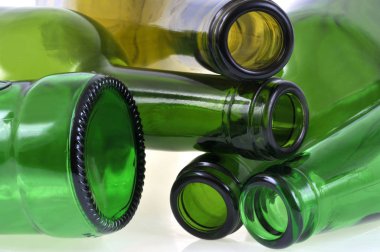 Yakından boş yeşil cam şişeler.