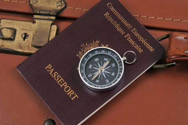Kompas Een Paspoort Een Koffer — Stockfoto