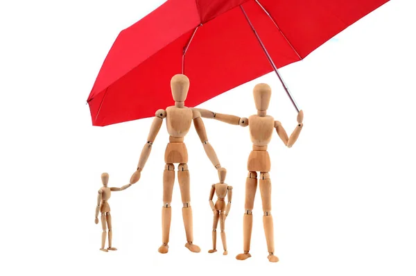 Családi Biztosítási Koncepció Csuklópántos Próbabábuk Által Védett Piros Esernyő Fehér — Stock Fotó