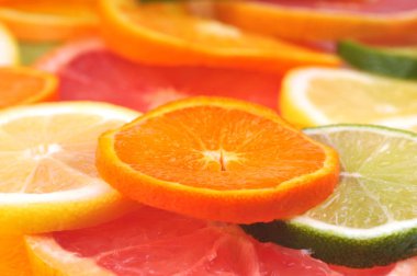 Turunçgil meyvesi dilimleri. 