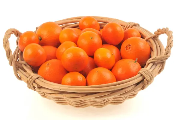 Cesta Mandarinas Naranja Primer Plano Sobre Fondo Blanco — Foto de Stock