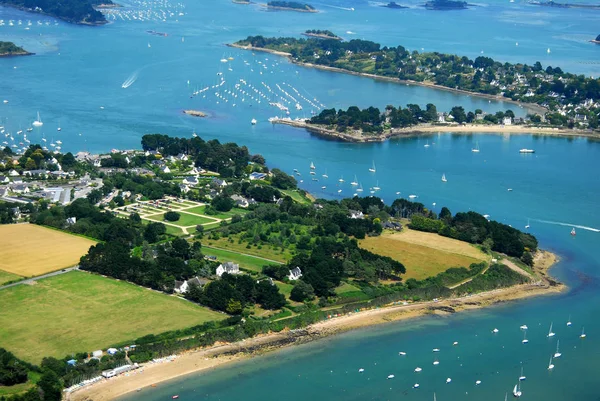 Port Blanc 'ın ve Morbihan Körfezi' ndeki Moines 'in havadan görünüşü